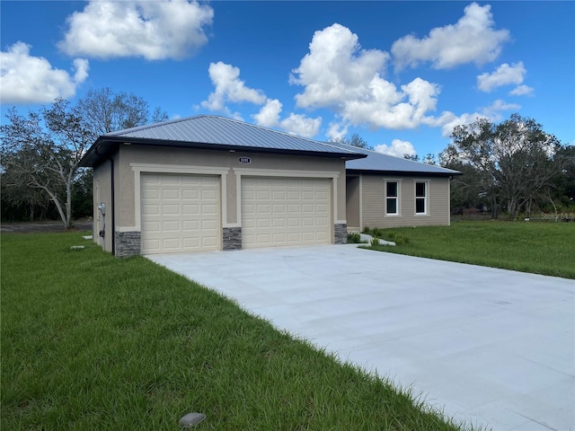 view of front facade with a garage and a front yard