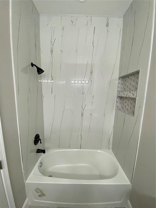 bathroom with tiled shower / bath