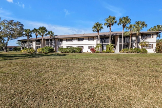 view of front of house featuring a front lawn