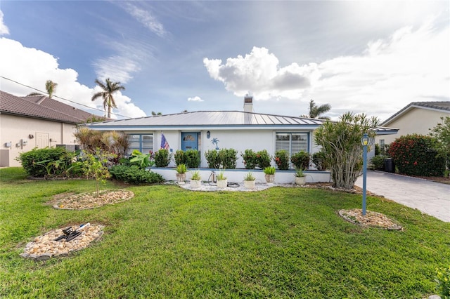 view of front of property featuring a front yard