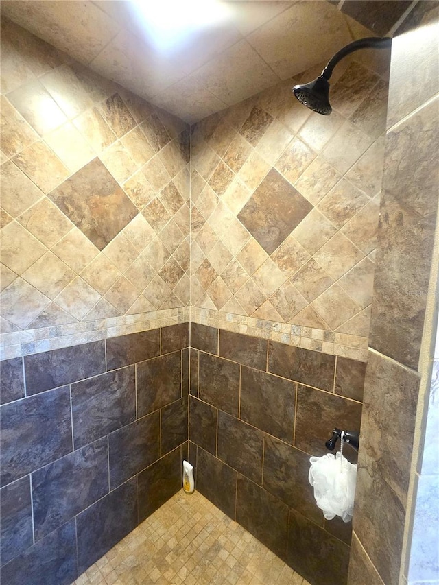 details featuring tiled shower