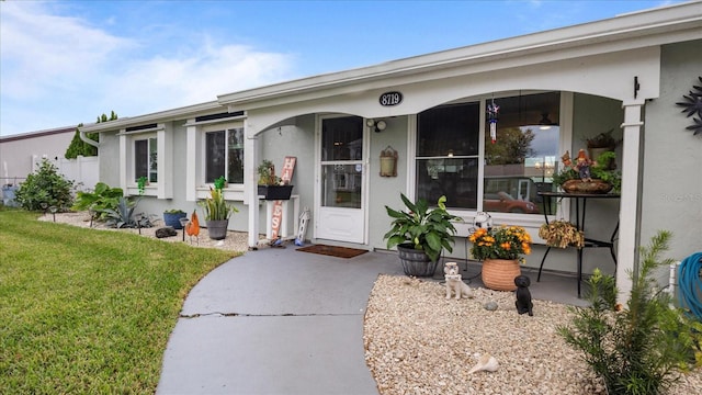 view of front of house featuring a front lawn