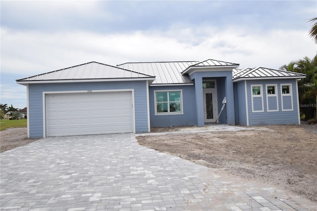 view of front facade featuring a garage