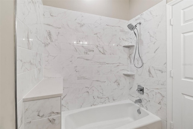 bathroom with tiled shower / bath combo