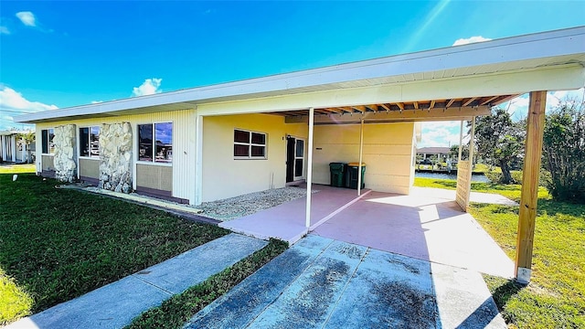 view of front of house featuring a front yard and a carport