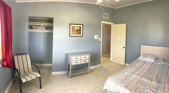 bedroom featuring ceiling fan and a closet