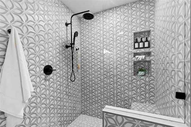 bathroom featuring a tile shower