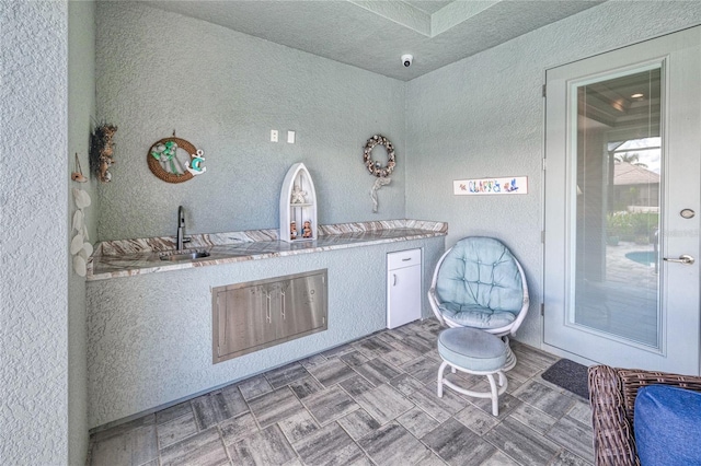 1450 Kiwi Ct, Punta Gorda, FL 33950 - bar featuring a sink and a textured wall