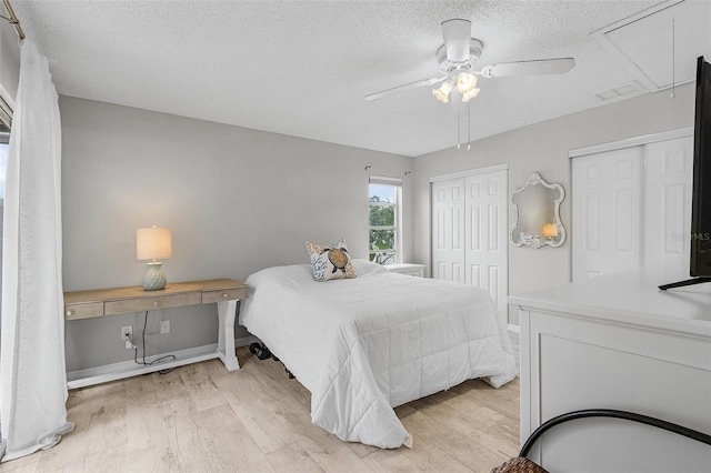 bedroom featuring a textured ceiling, light hardwood / wood-style floors, and ceiling fan