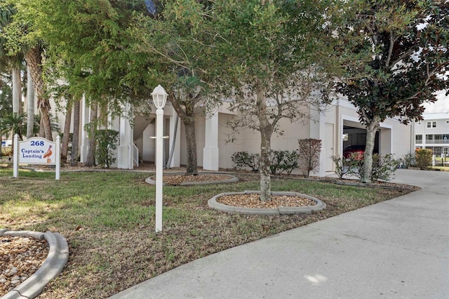 view of front facade with a front yard