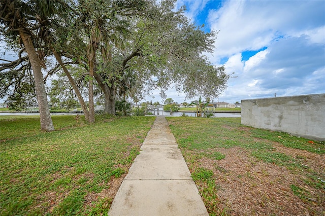 view of yard featuring a water view