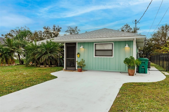 view of front of property featuring a front yard