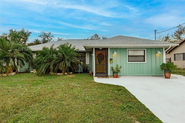 ranch-style house featuring a front lawn