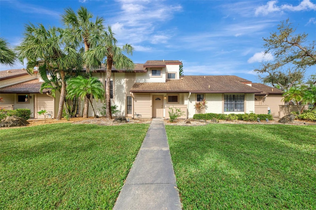 view of front of property with a front yard