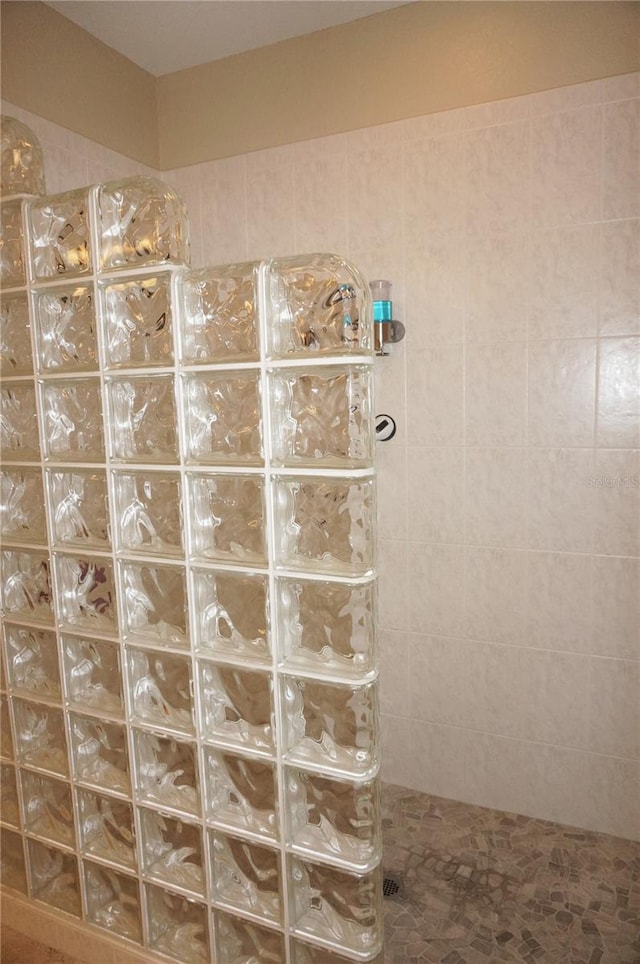 bathroom featuring a tile shower