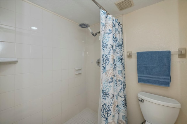 bathroom featuring a shower with shower curtain and toilet