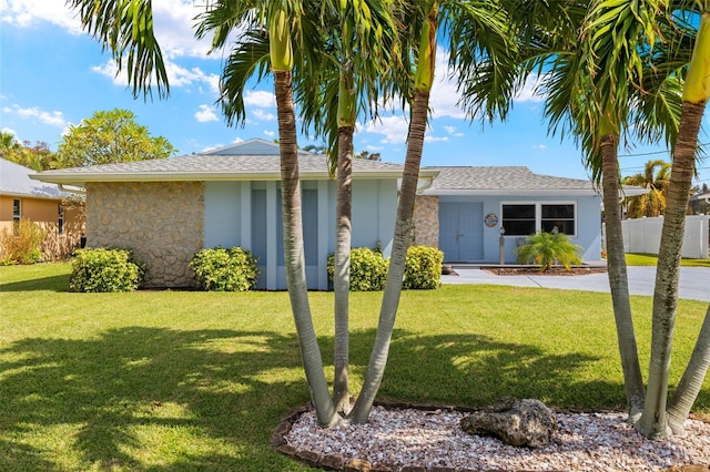 view of front of house featuring a front lawn