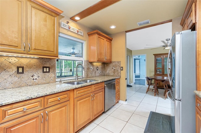 kitchen with stainless steel appliances, sink, tasteful backsplash, and ceiling fan