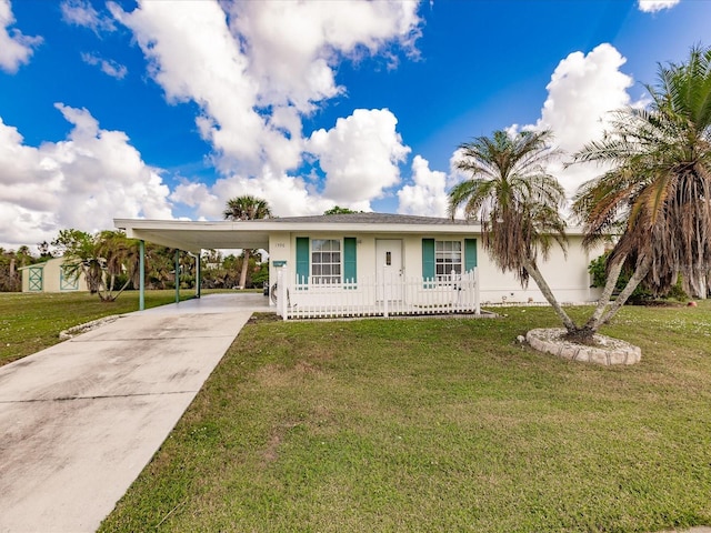 view of front of house featuring a carport and a front lawn