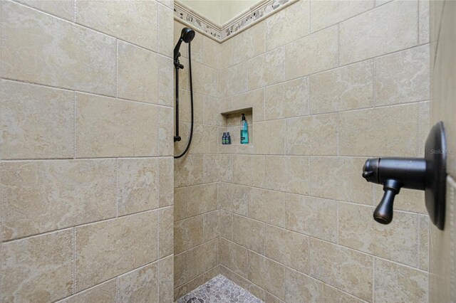 bathroom featuring a tile shower