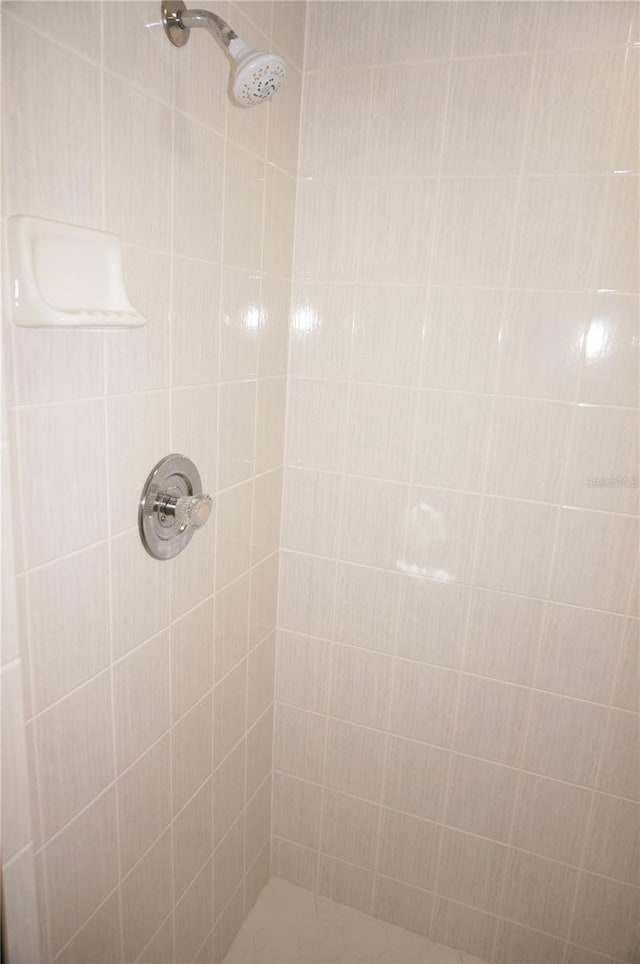 bathroom featuring a tile shower