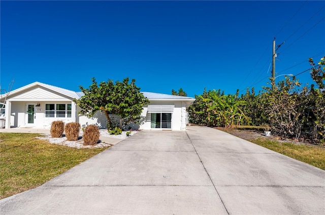 view of front of property with a front lawn