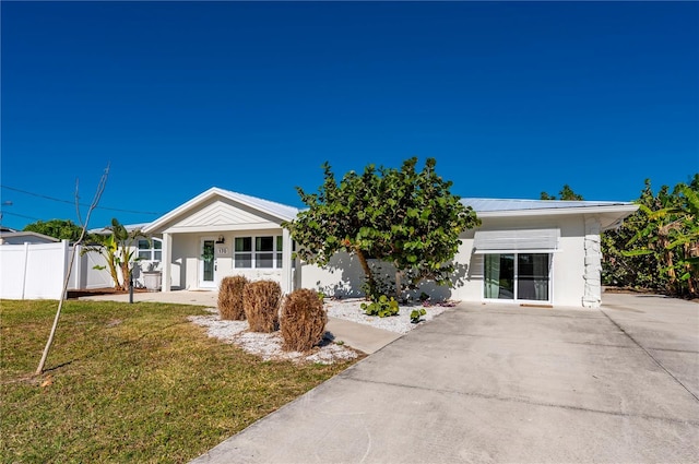 ranch-style home featuring a porch and a front yard