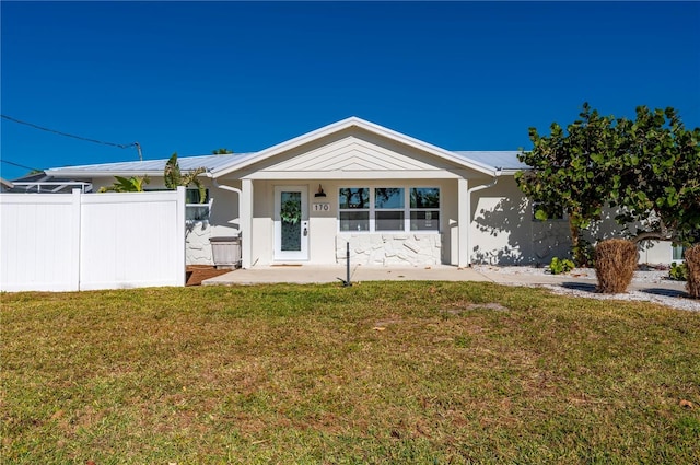 single story home with a front yard