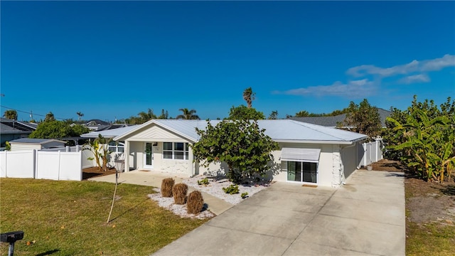 ranch-style house featuring a front yard