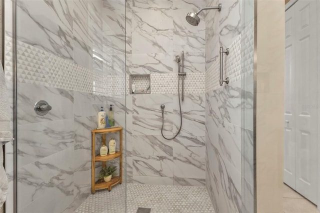 bathroom featuring a tile shower