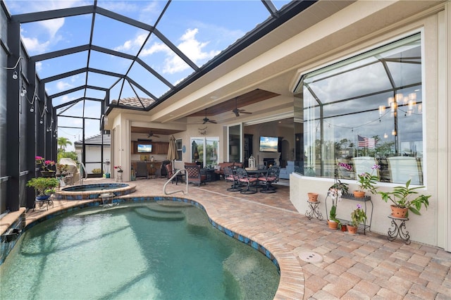 view of swimming pool featuring an in ground hot tub, a patio area, ceiling fan, and a lanai