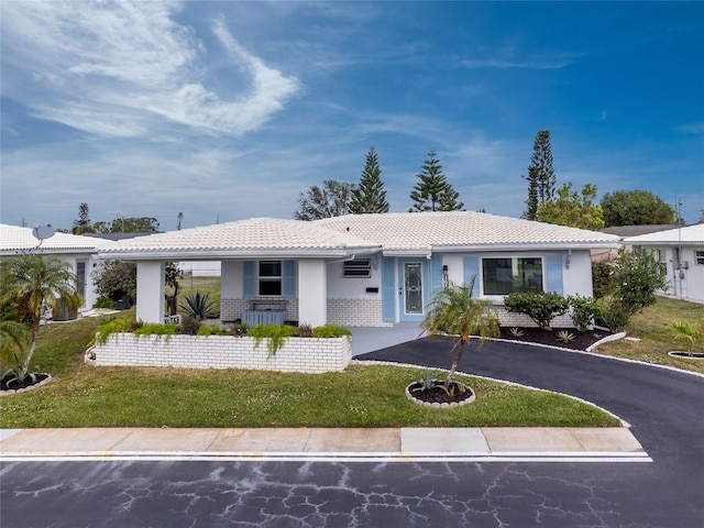 single story home featuring a front lawn