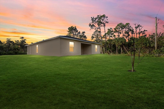 view of yard at dusk