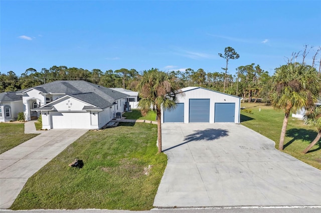 view of front of house featuring a detached garage and a front lawn