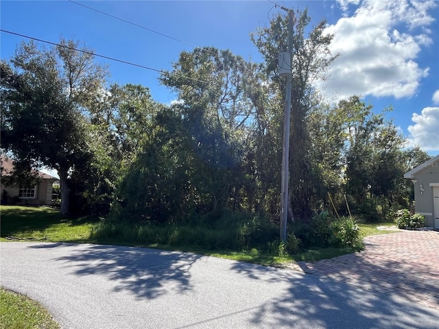 Listing photo 3 for 304 Oyahue St, Punta Gorda FL 33983