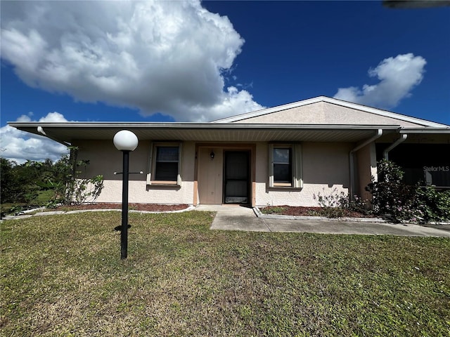 view of front of home featuring a front lawn