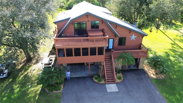 view of front of home featuring a front lawn and a carport