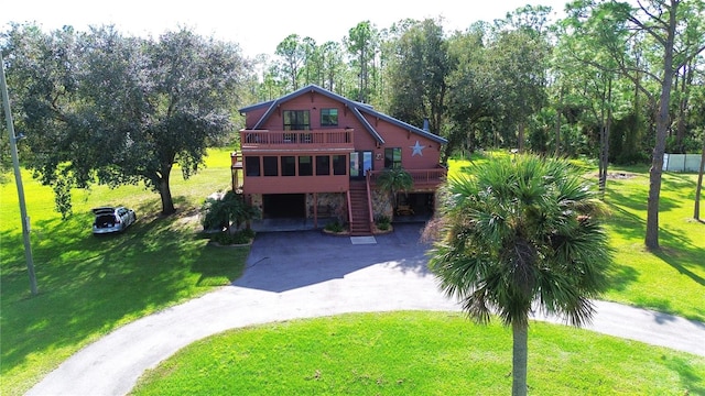 view of front of home featuring a front yard and a carport