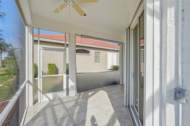 sunroom with ceiling fan