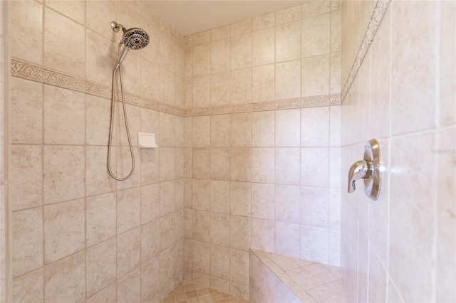 bathroom featuring a tile shower