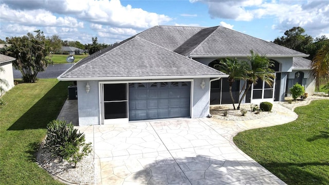 view of front of home featuring a front lawn and a garage