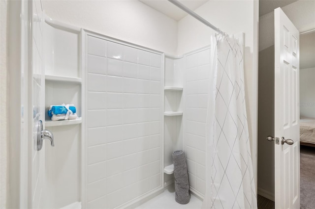 bathroom featuring a shower with shower curtain