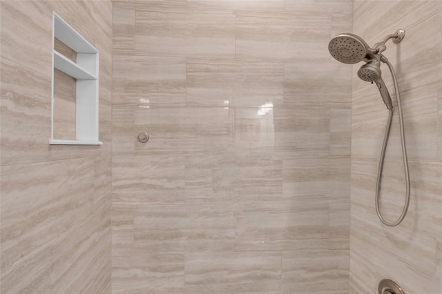 bathroom featuring tiled shower