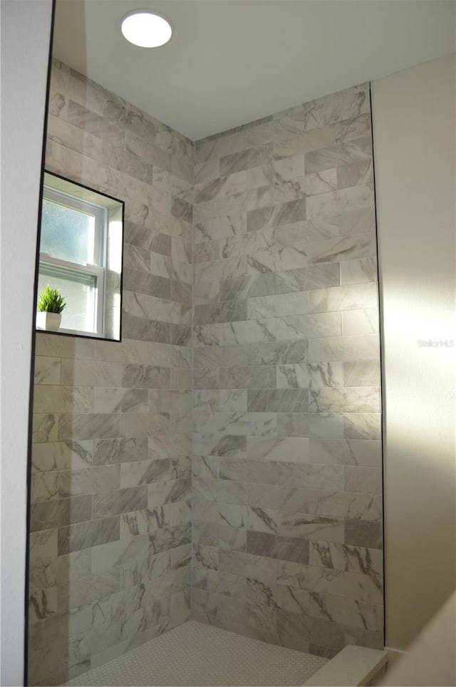 bathroom featuring tiled shower