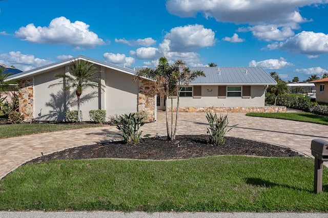 single story home featuring a front yard