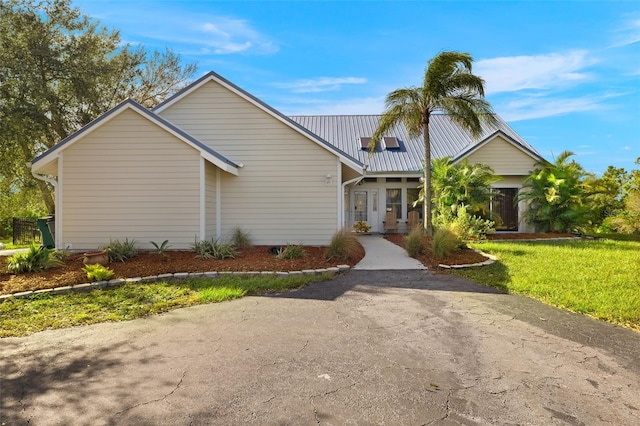 view of front of property with a front lawn