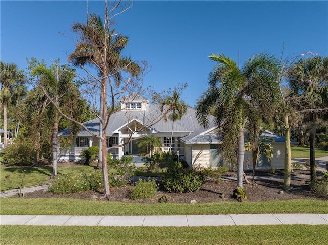 view of front facade with a front yard