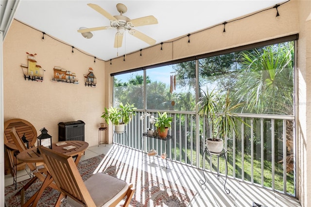 sunroom with ceiling fan