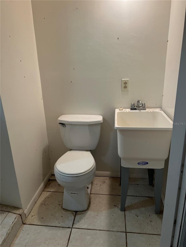 bathroom featuring toilet and sink