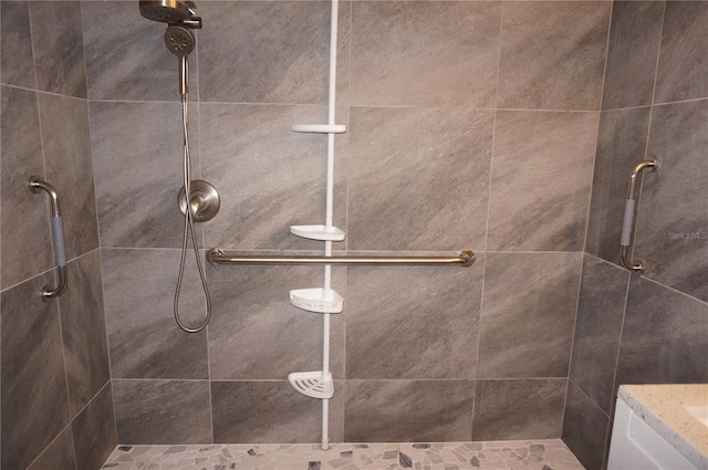 bathroom featuring tiled shower